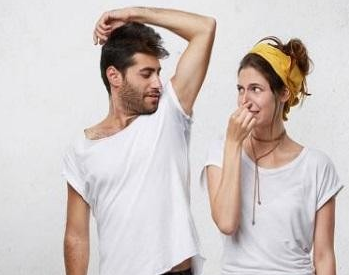 <a href='/' target='_blank' title='青岛皮肤病医院'><span style='color: #0000ff'><strong>青岛皮肤病医院</strong></span></a>——狐臭是怎么产生的?为什么狐臭那么偏爱外国人